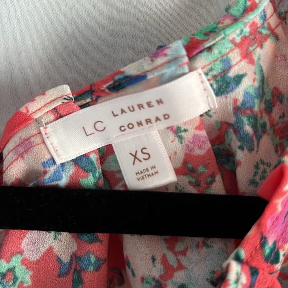 LC Lauren Conrad Coal Pink Floral Blouse Women’s XS Flutter Sleeve Round Neck - Picture 4 of 7